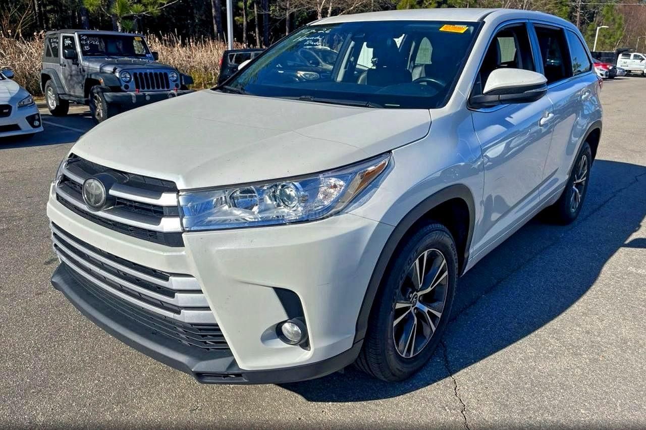 Toyota Highlander 2017 — photo 2