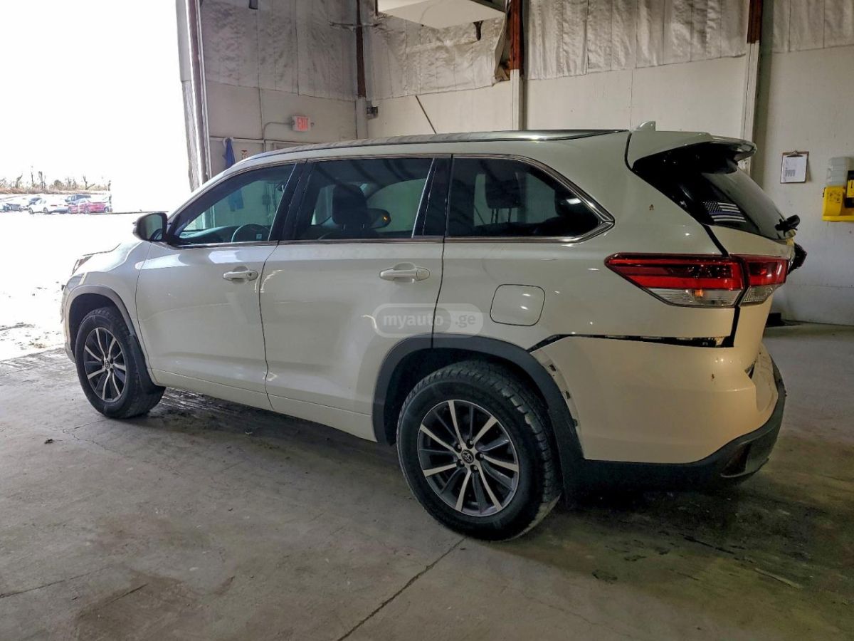 Toyota Highlander 2017 — photo 2
