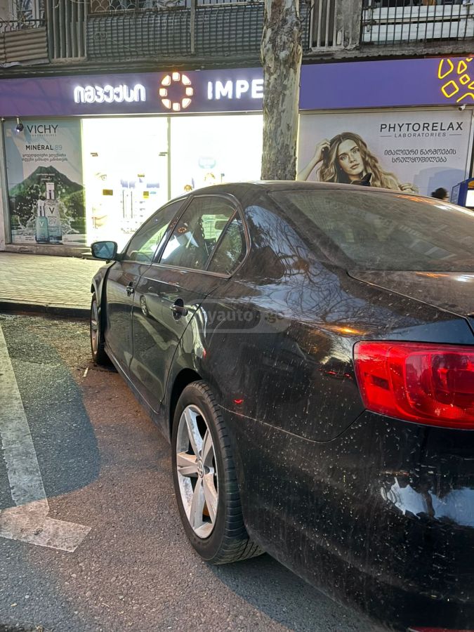 Volkswagen Jetta 2012 — photo 2