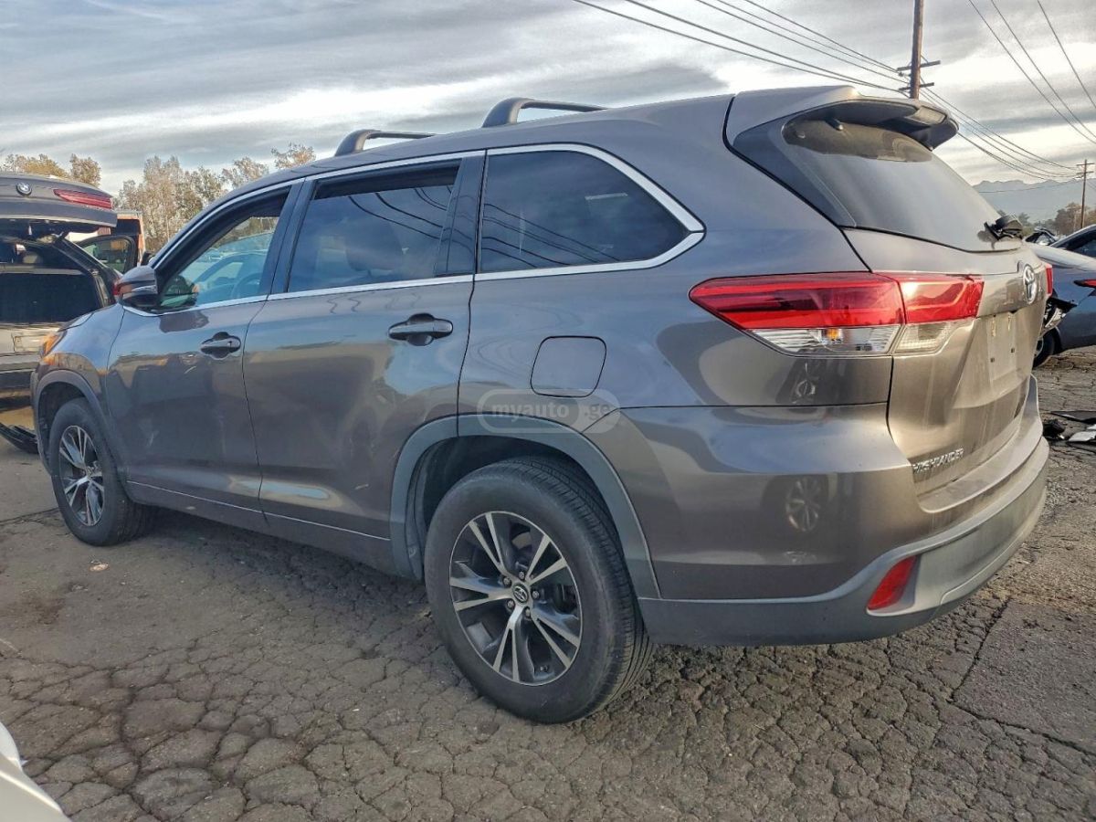 Toyota Highlander 2017 — photo 2