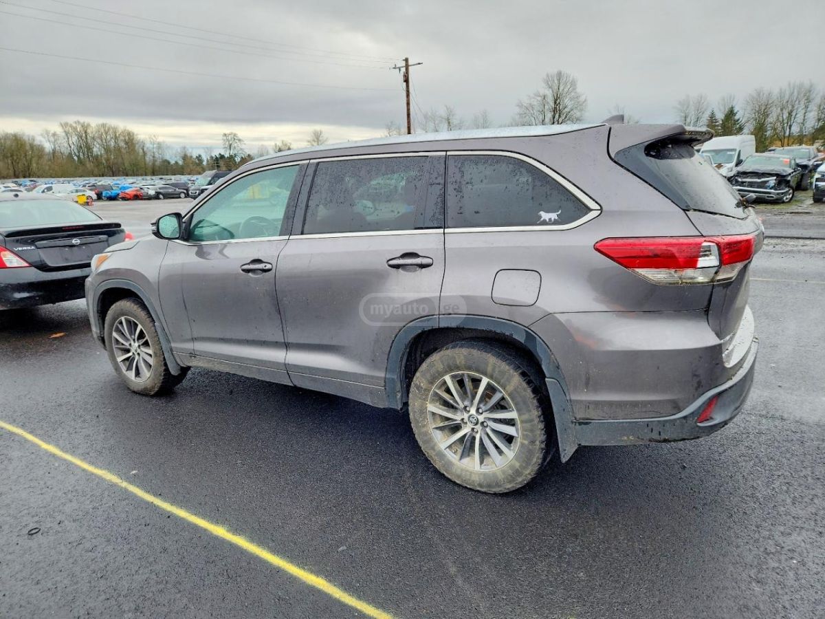 Toyota Highlander 2017 — photo 2