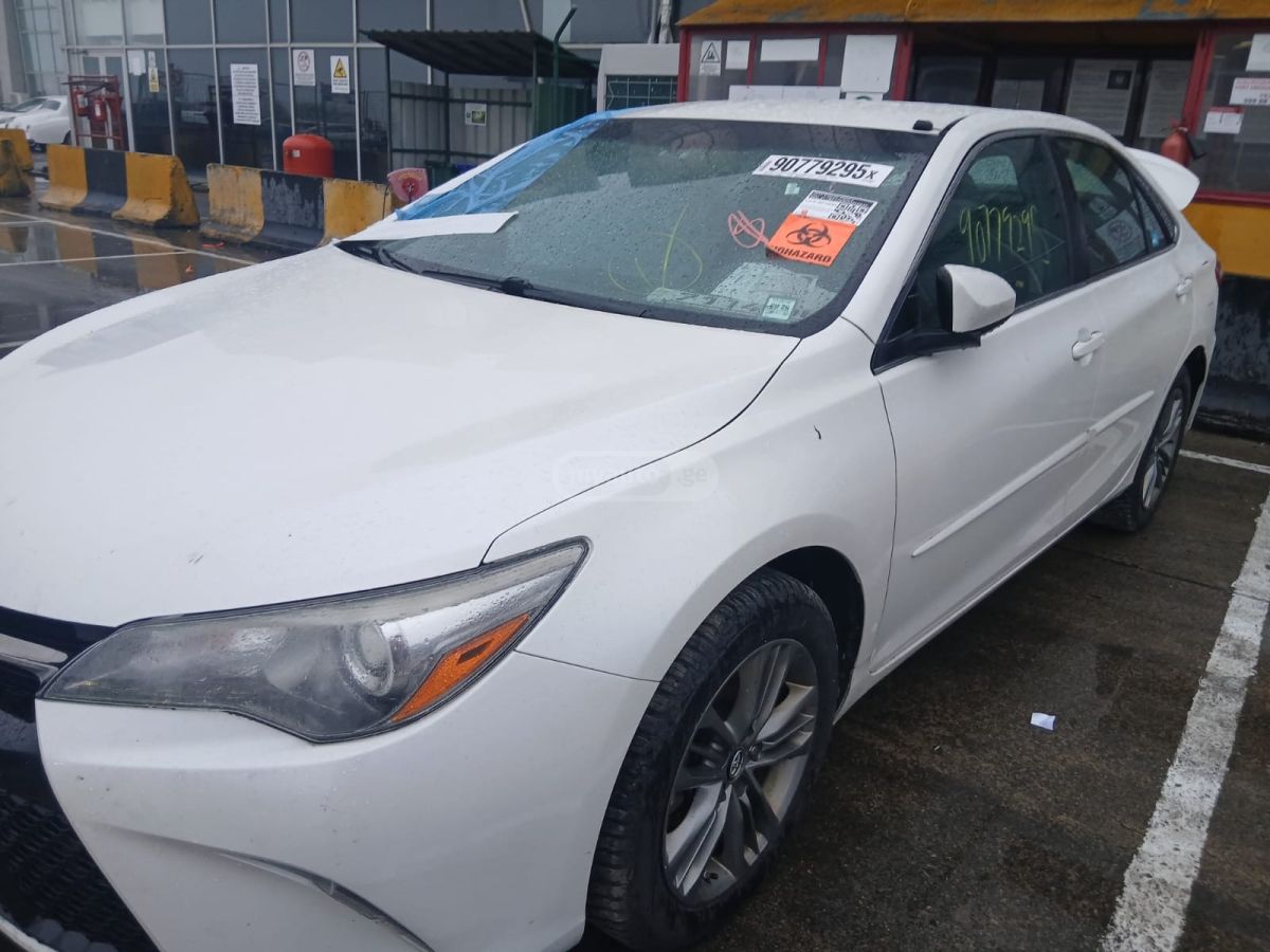 Toyota Camry 2017 — photo 2