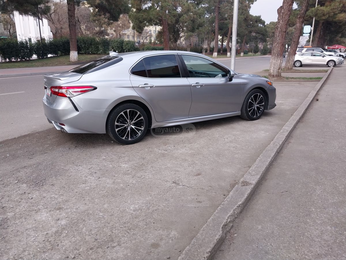 Toyota Camry 2019 — photo 2