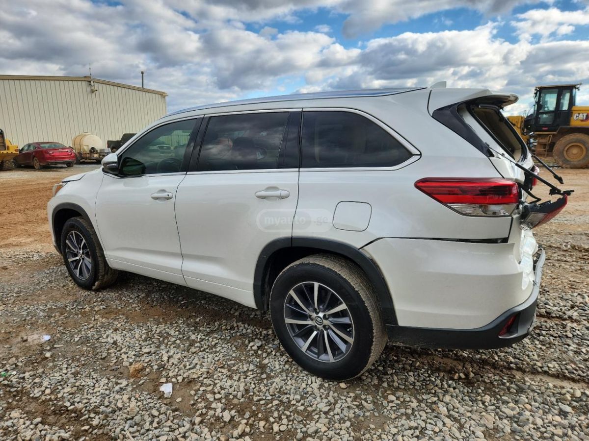 Toyota Highlander 2018 — photo 2