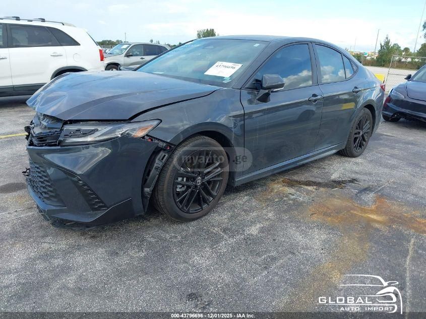 Toyota Camry 2025 — photo 2