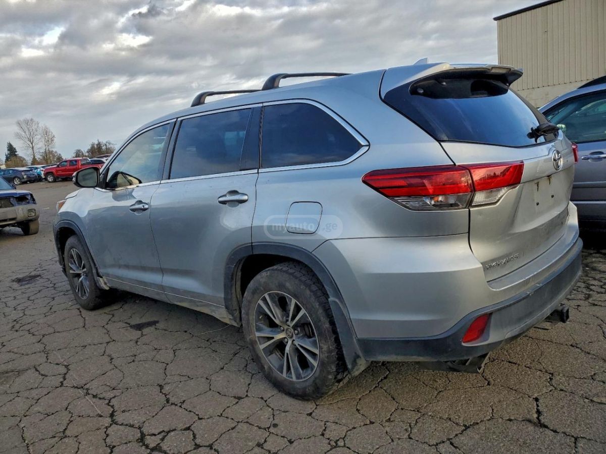 Toyota Highlander 2017 — photo 2