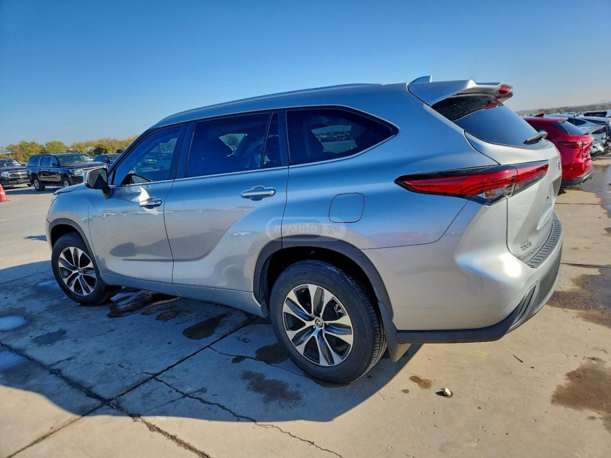 Toyota Highlander 2023 — photo 2