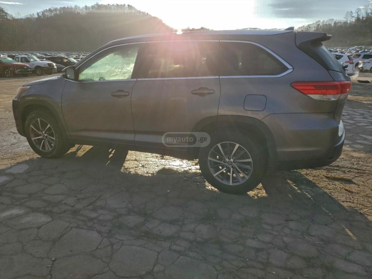 Toyota Highlander 2018 — photo 2