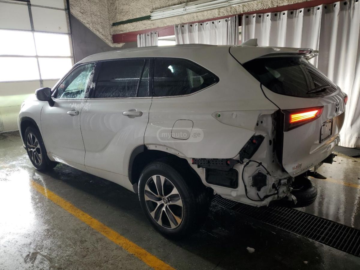 Toyota Highlander 2023 — photo 2