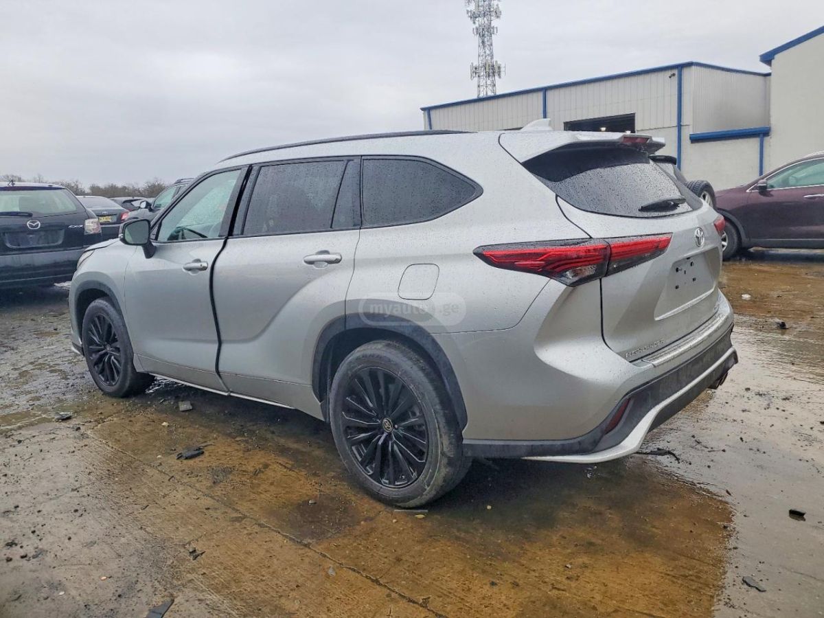 Toyota Highlander 2023 — photo 2