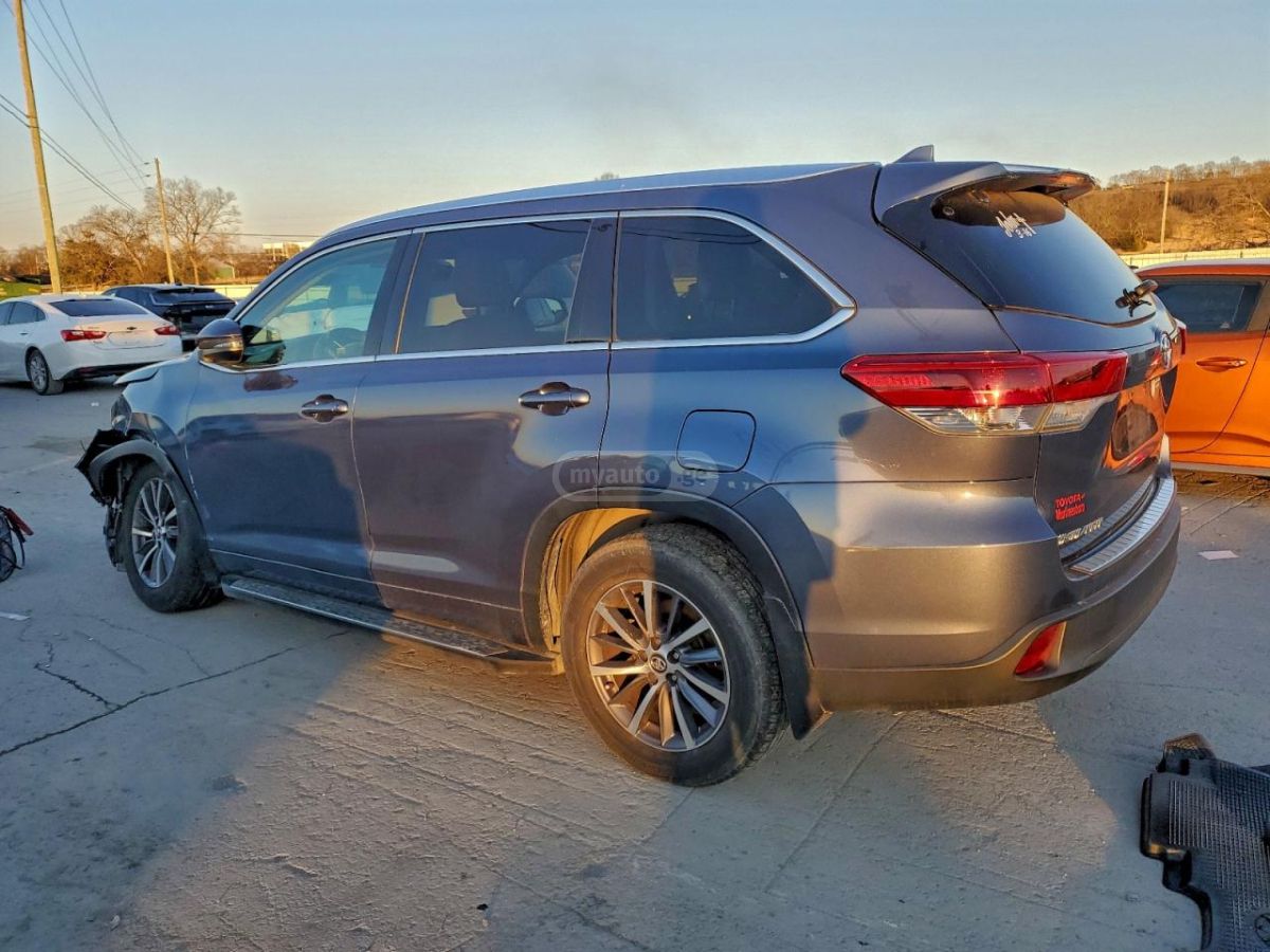Toyota Highlander 2018 — photo 2