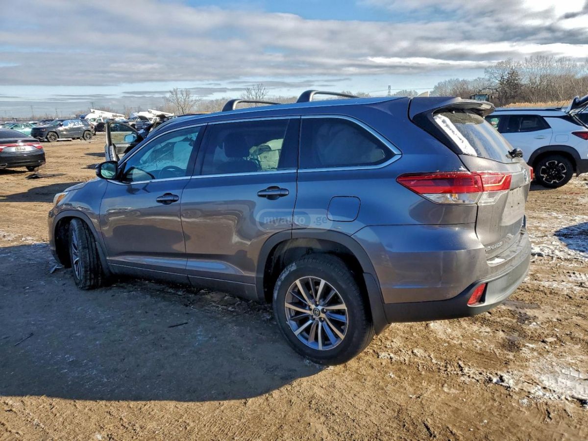 Toyota Highlander 2018 — photo 2