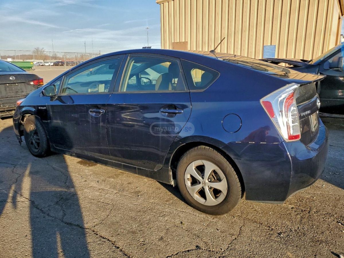 Toyota Prius 2015 — photo 2