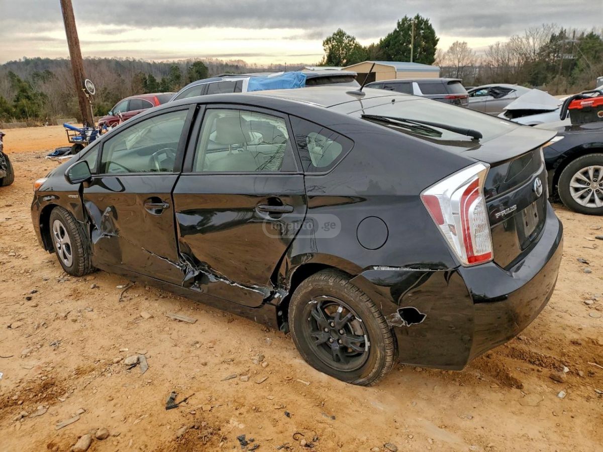 Toyota Prius 2015 — photo 2