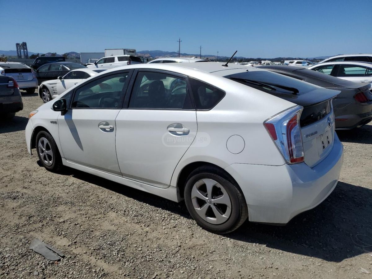 Toyota Prius 2015 — photo 2