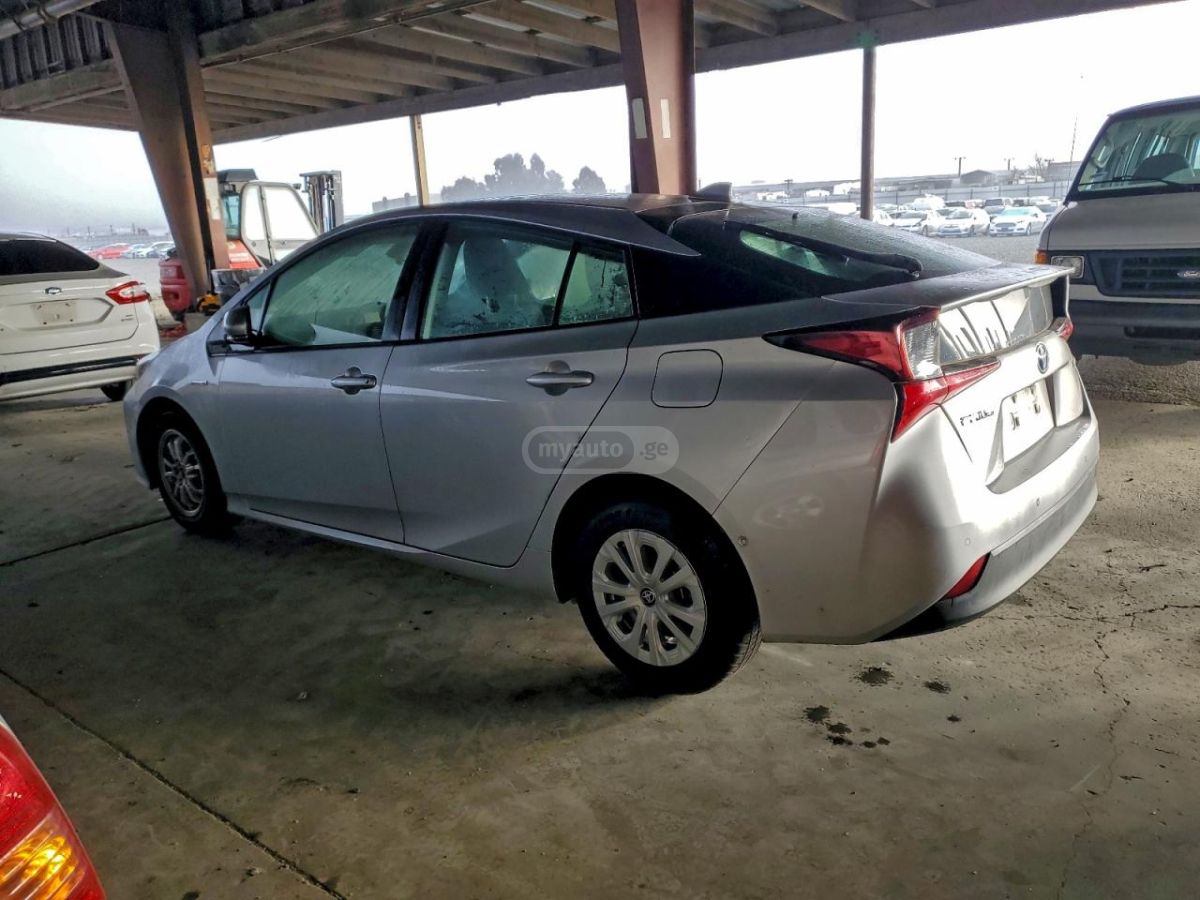 Toyota Prius 2019 — photo 2