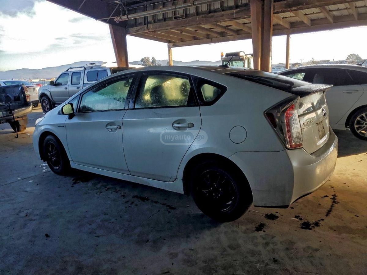 Toyota Prius 2014 — photo 2