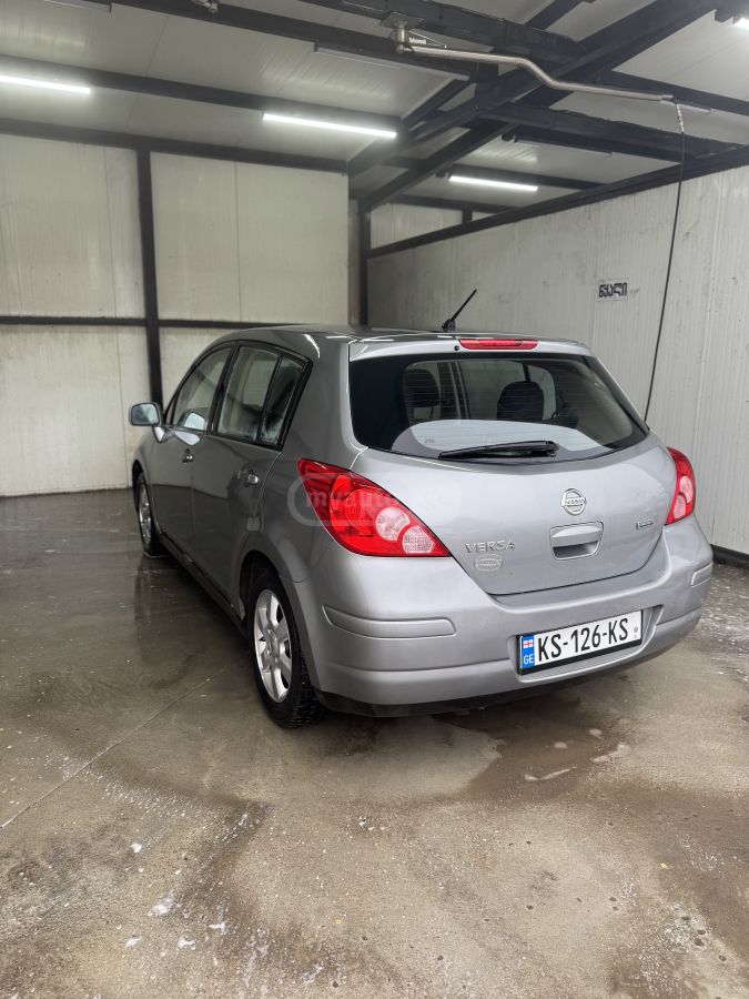 Nissan Versa 2011 — photo 2