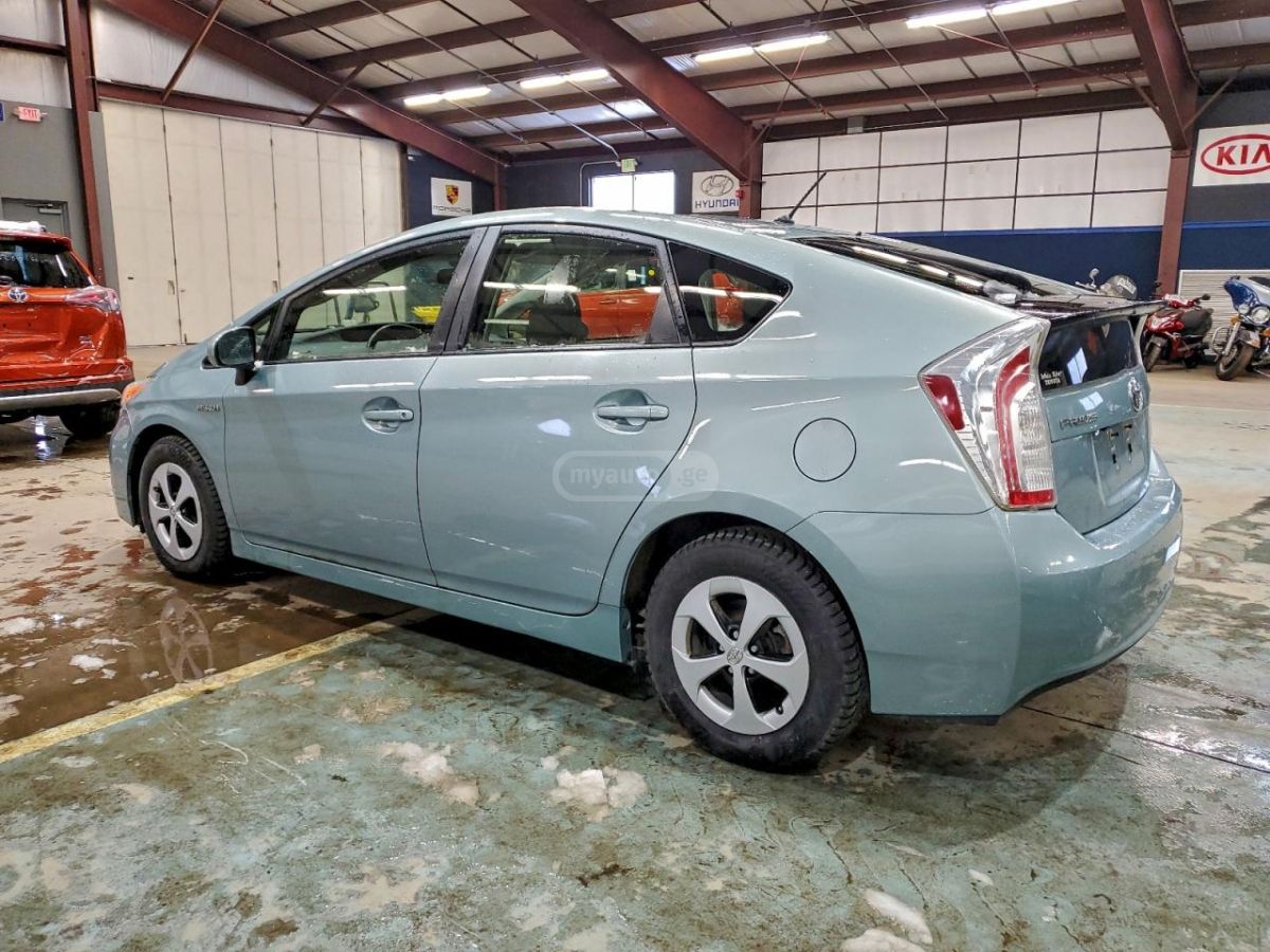 Toyota Prius 2015 — photo 2