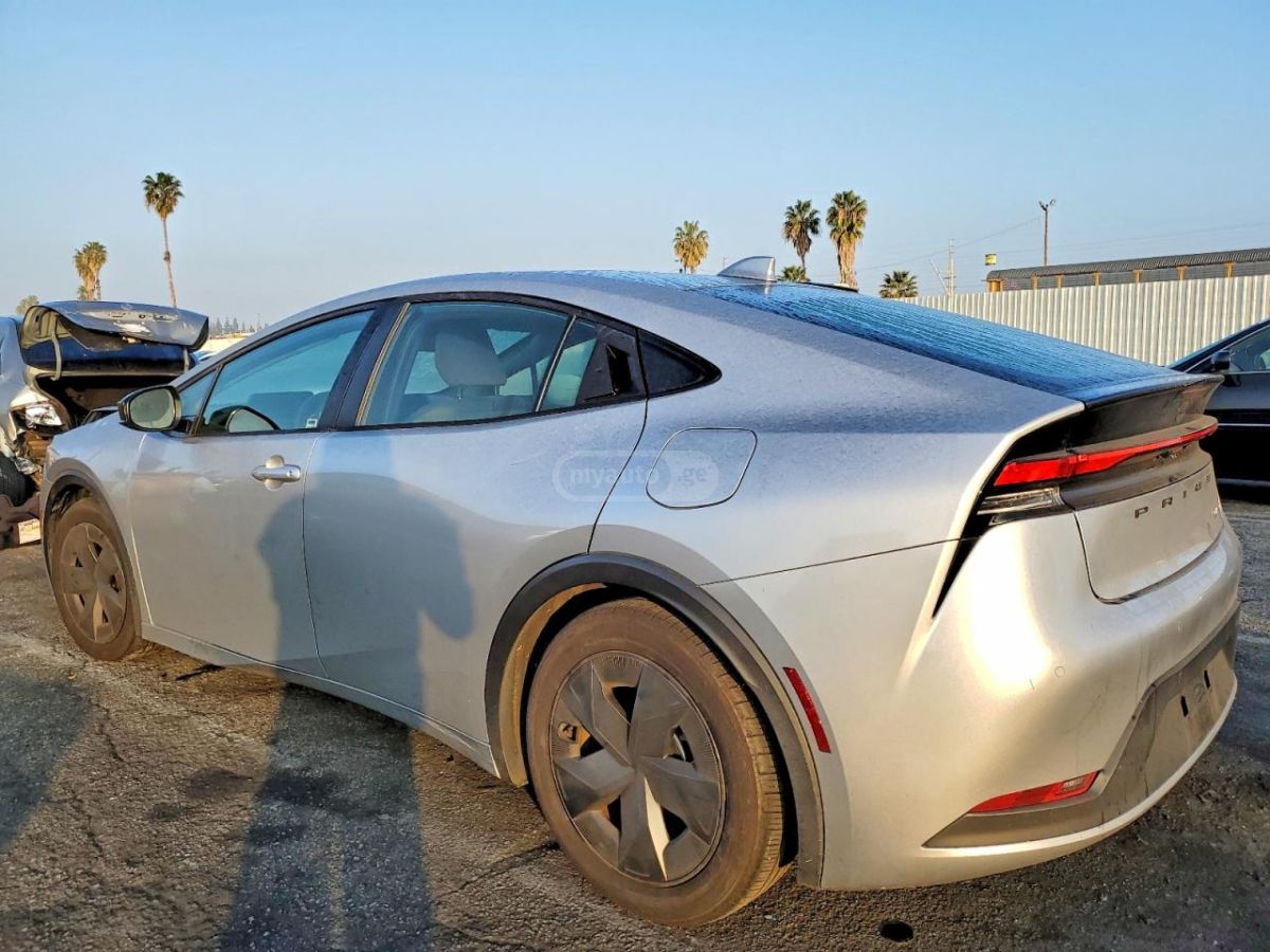 Toyota Prius 2024 — photo 2