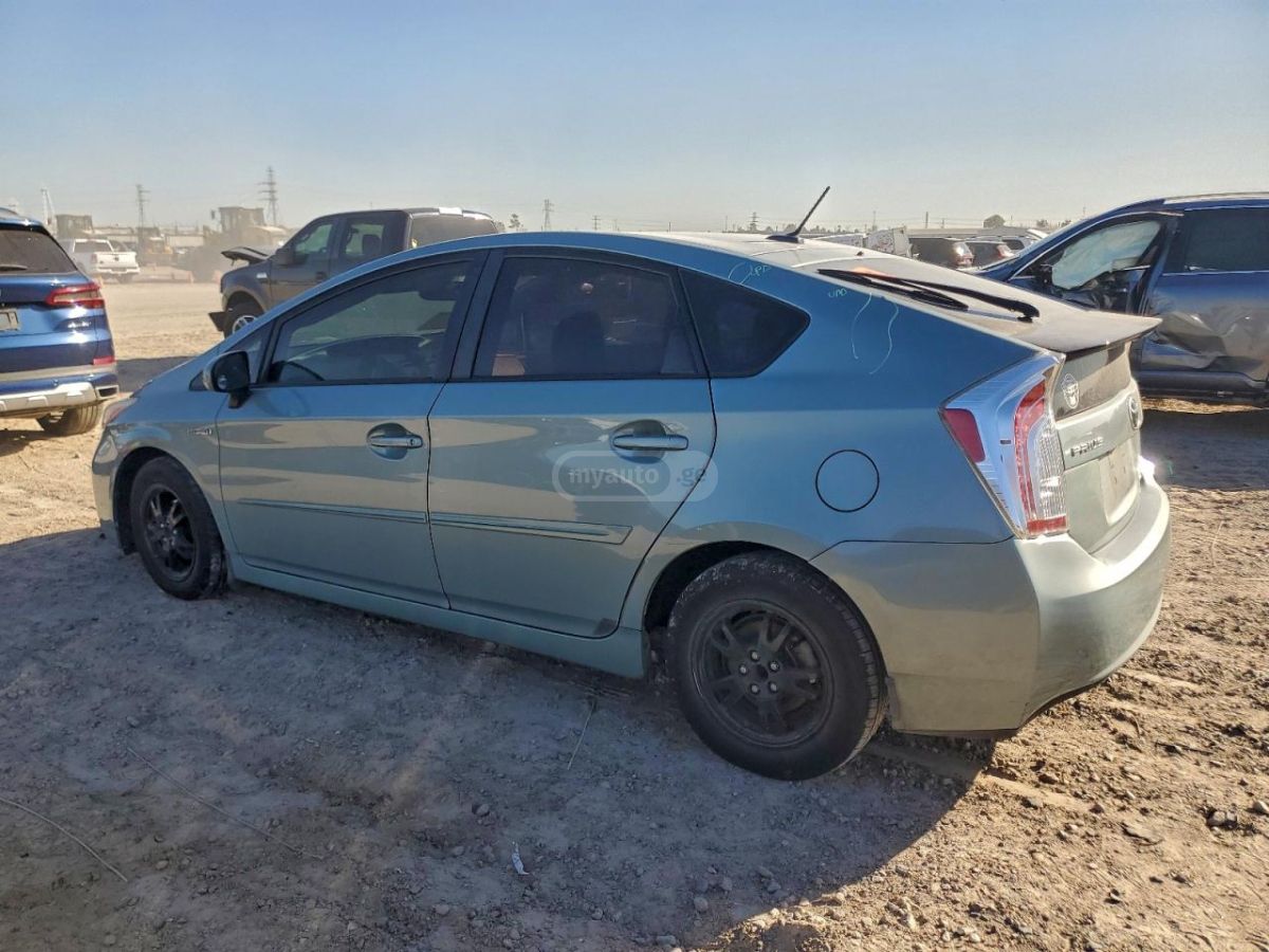 Toyota Prius 2014 — photo 2