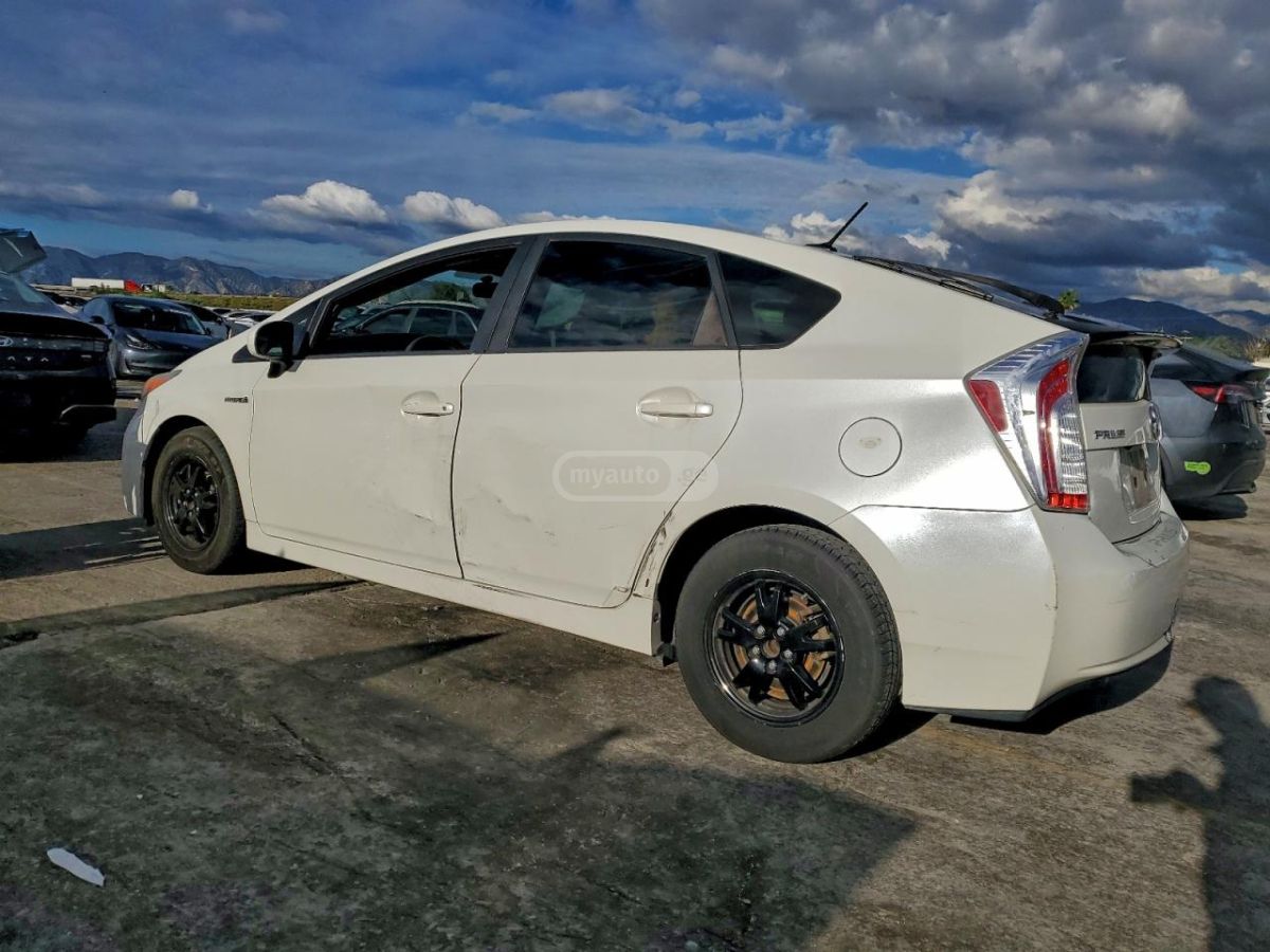 Toyota Prius 2014 — photo 2