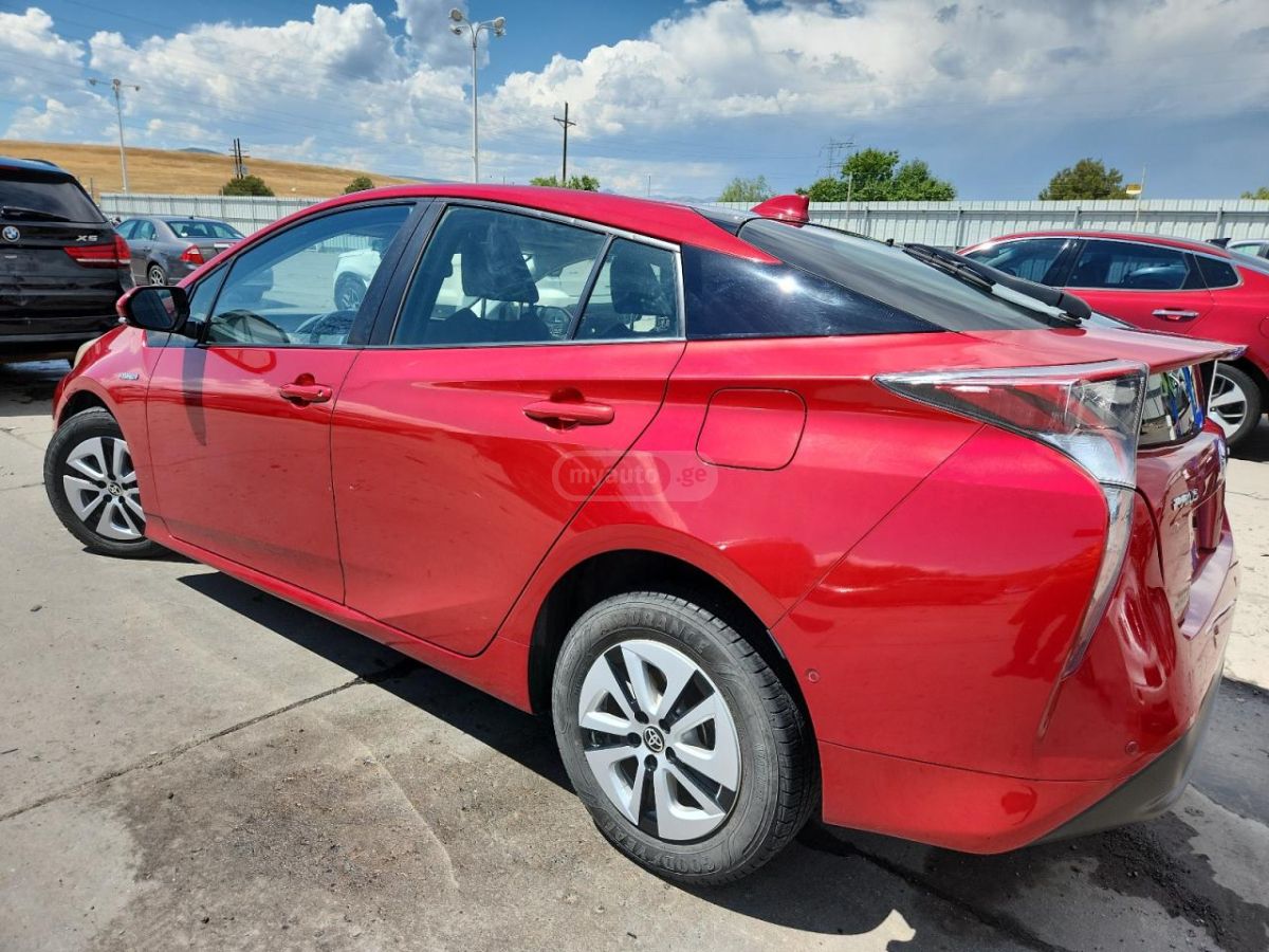 Toyota Prius 2017 — photo 2