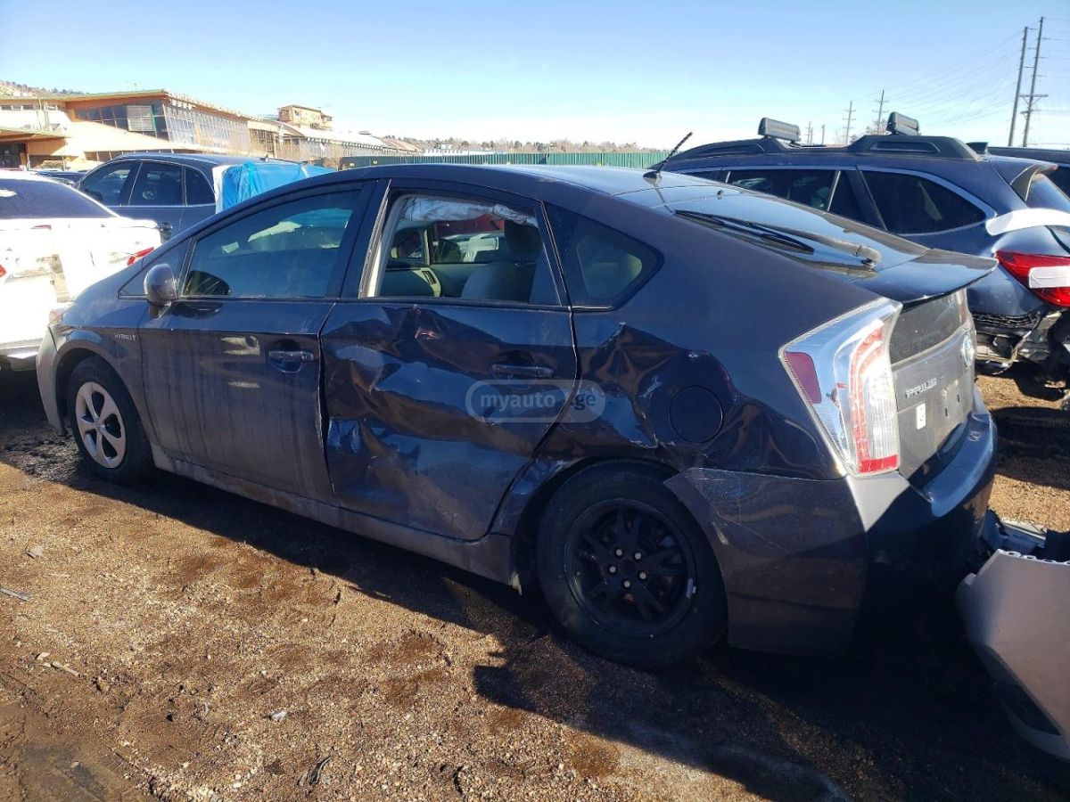 Toyota Prius 2015 — photo 2