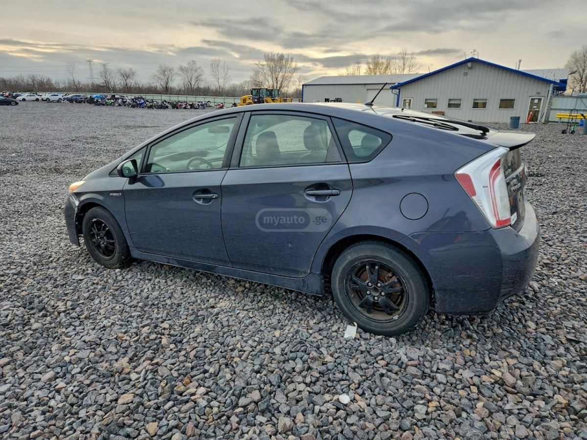 Toyota Prius 2014 — photo 2