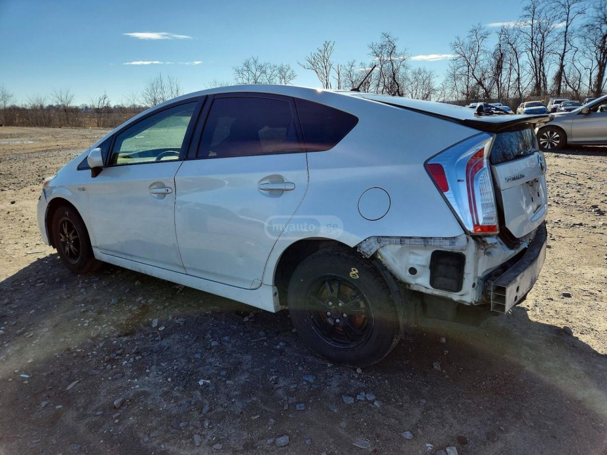 Toyota Prius 2015 — photo 2