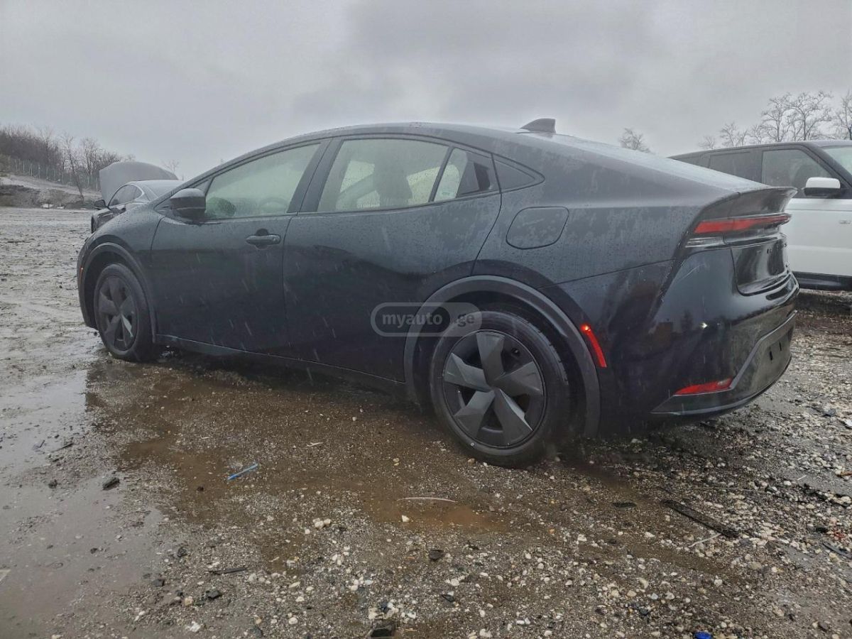 Toyota Prius 2024 — photo 2