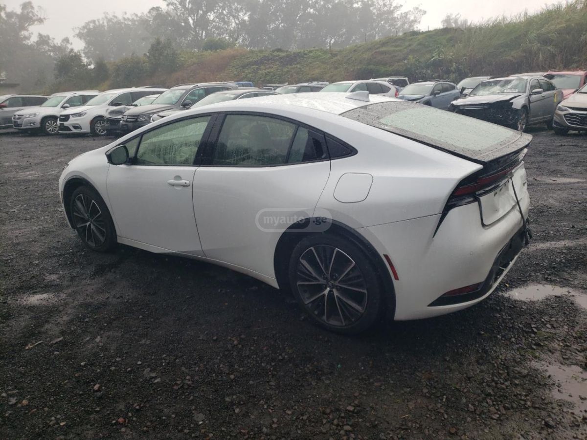 Toyota Prius 2024 — photo 2