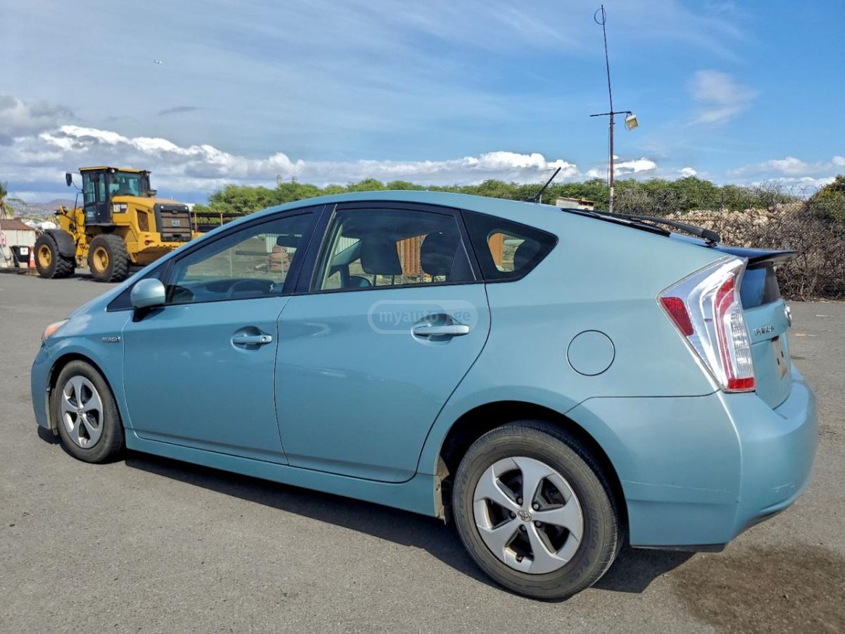 Toyota Prius 2015 — photo 2