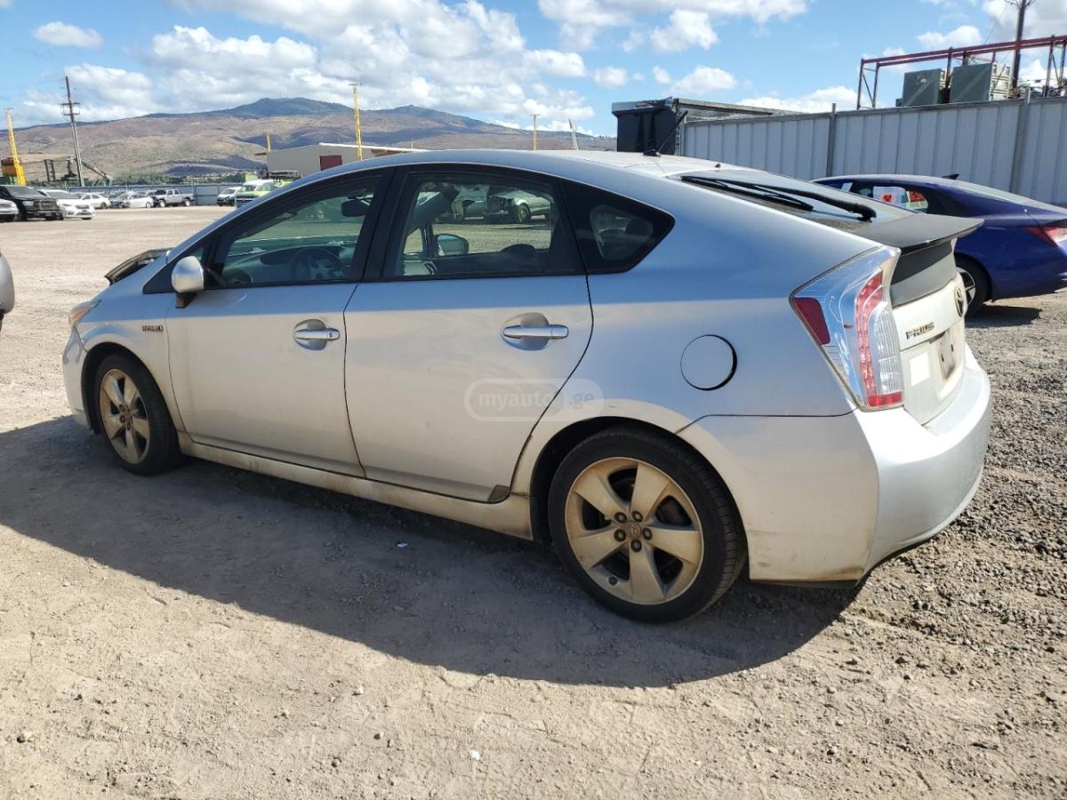 Toyota Prius 2015 — photo 2
