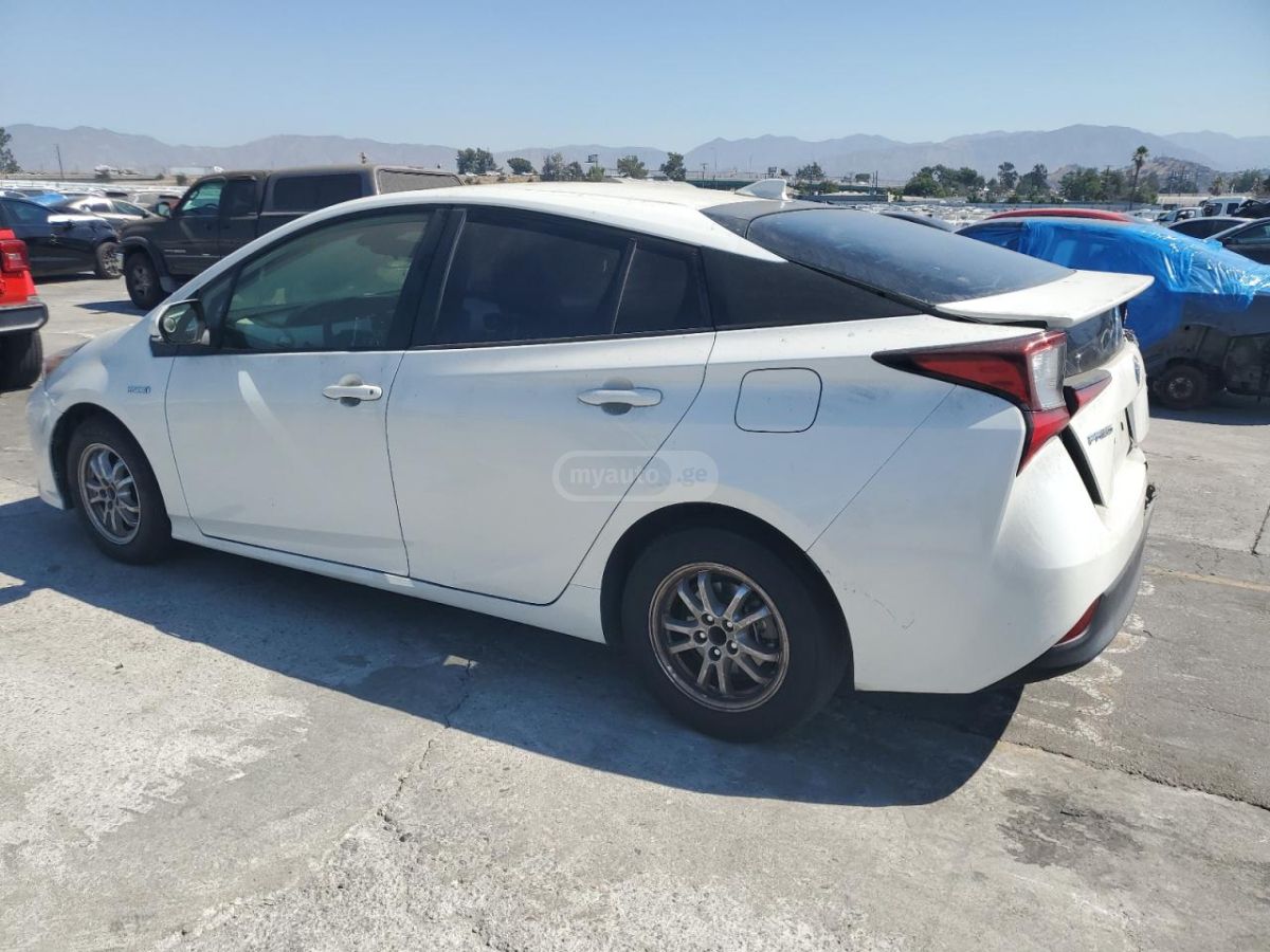 Toyota Prius 2019 — photo 2