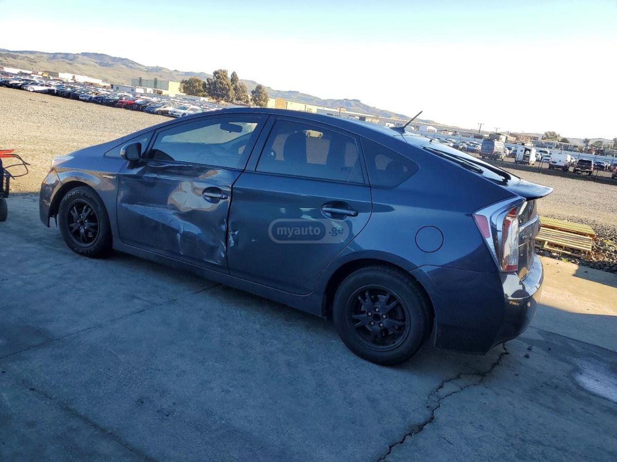 Toyota Prius 2015 — photo 2