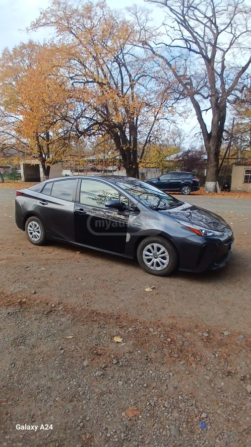 Toyota Prius 2019 — photo 2