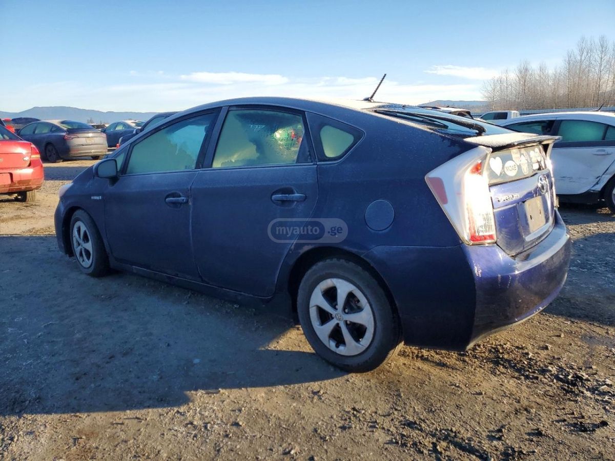 Toyota Prius 2015 — photo 2