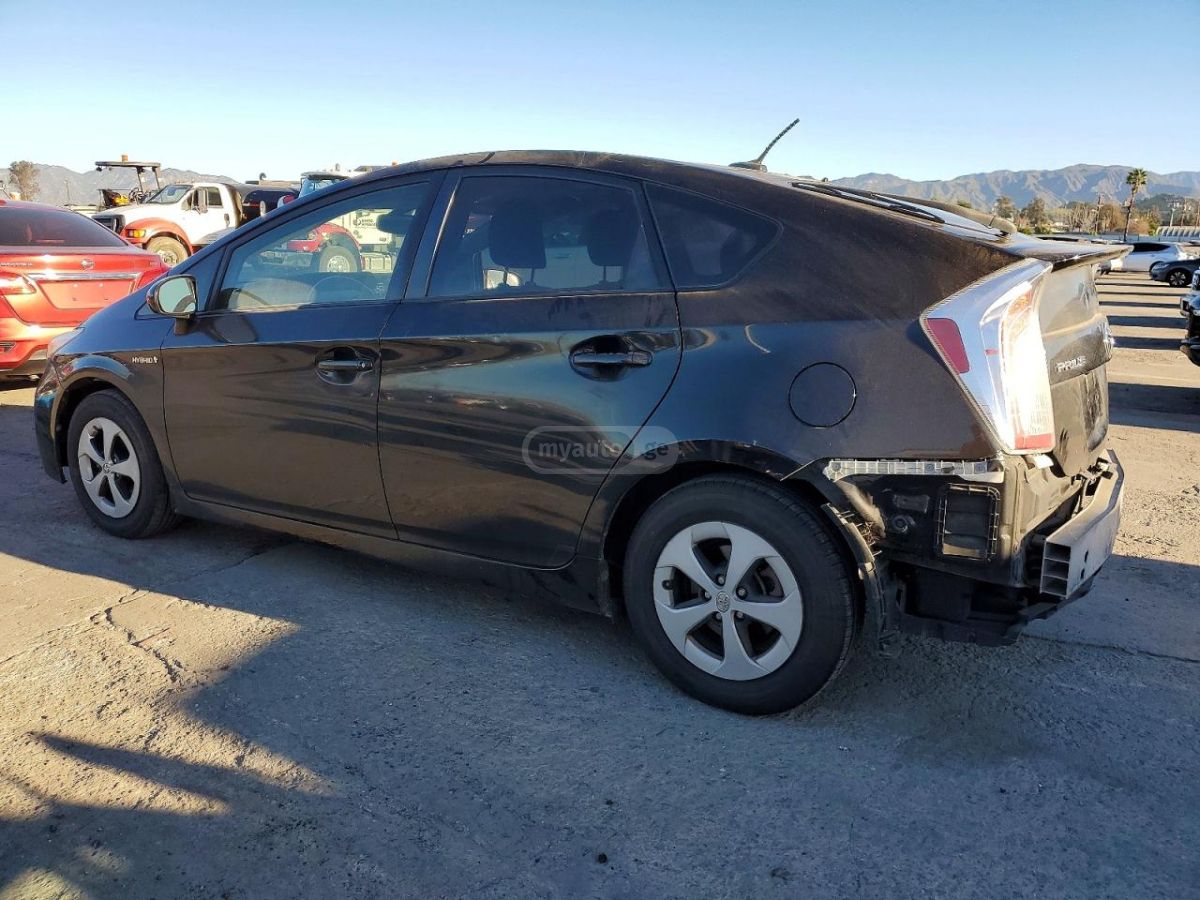 Toyota Prius 2015 — photo 2