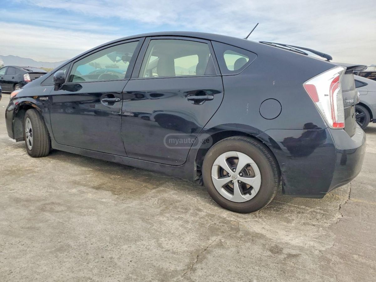 Toyota Prius 2015 — photo 2