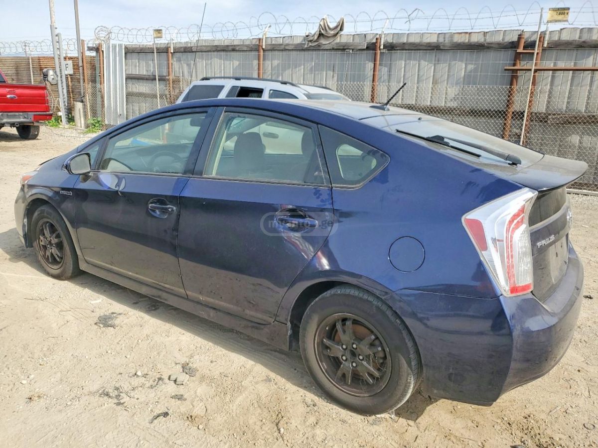 Toyota Prius 2014 — photo 2