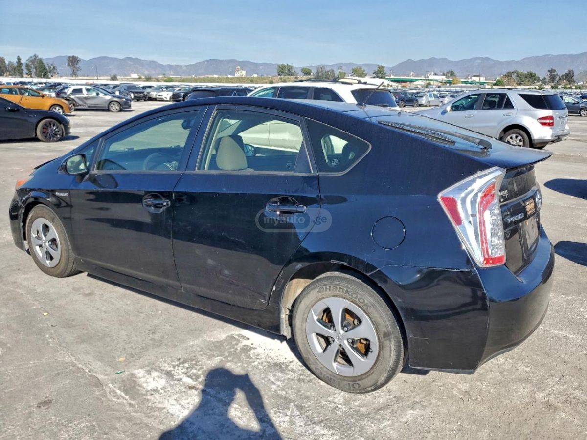 Toyota Prius 2014 — photo 2