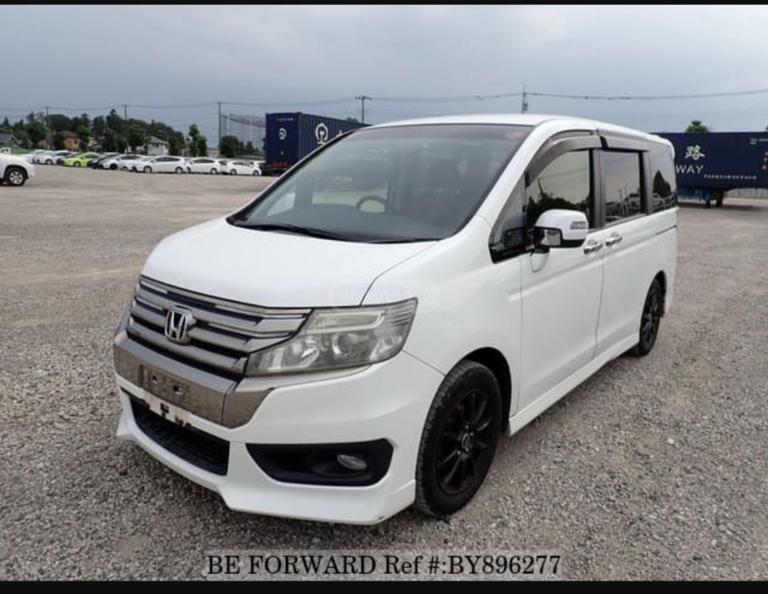 Honda Step Wagon 2014 — photo 2