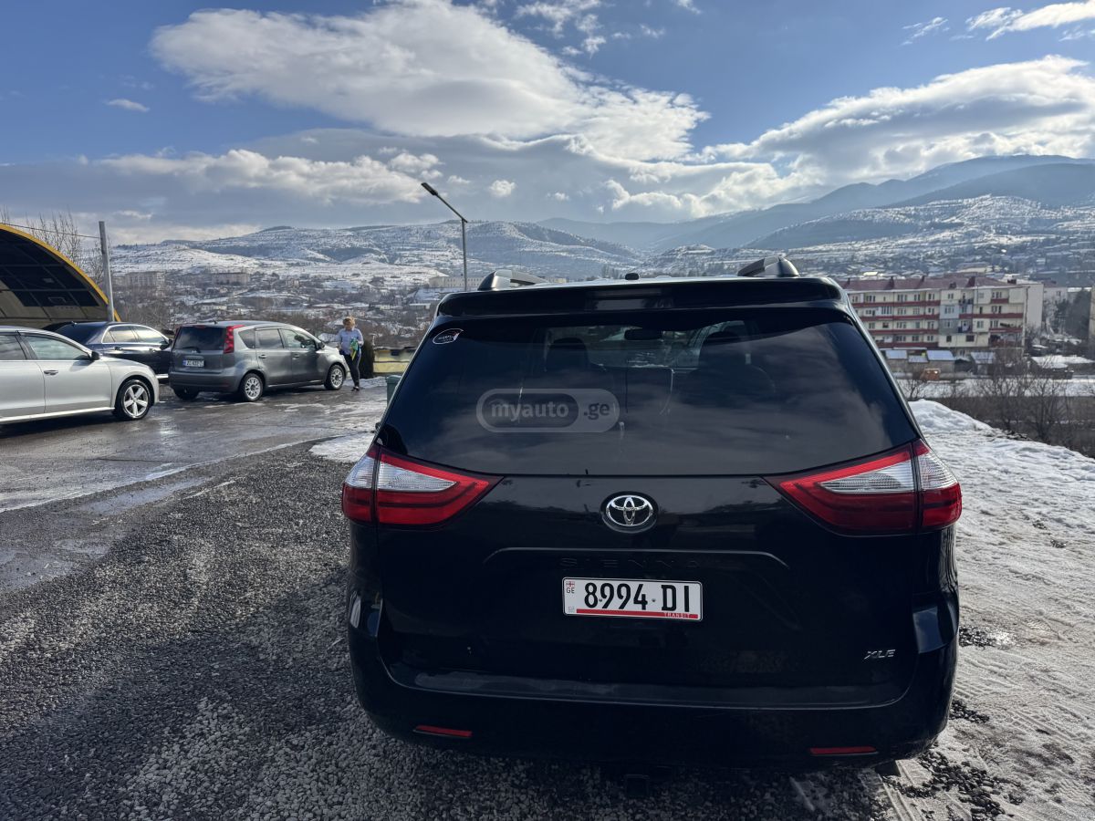 Toyota Sienna 2016 — photo 2