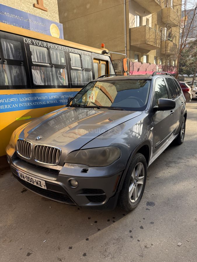 BMW X5 2010 — photo 2
