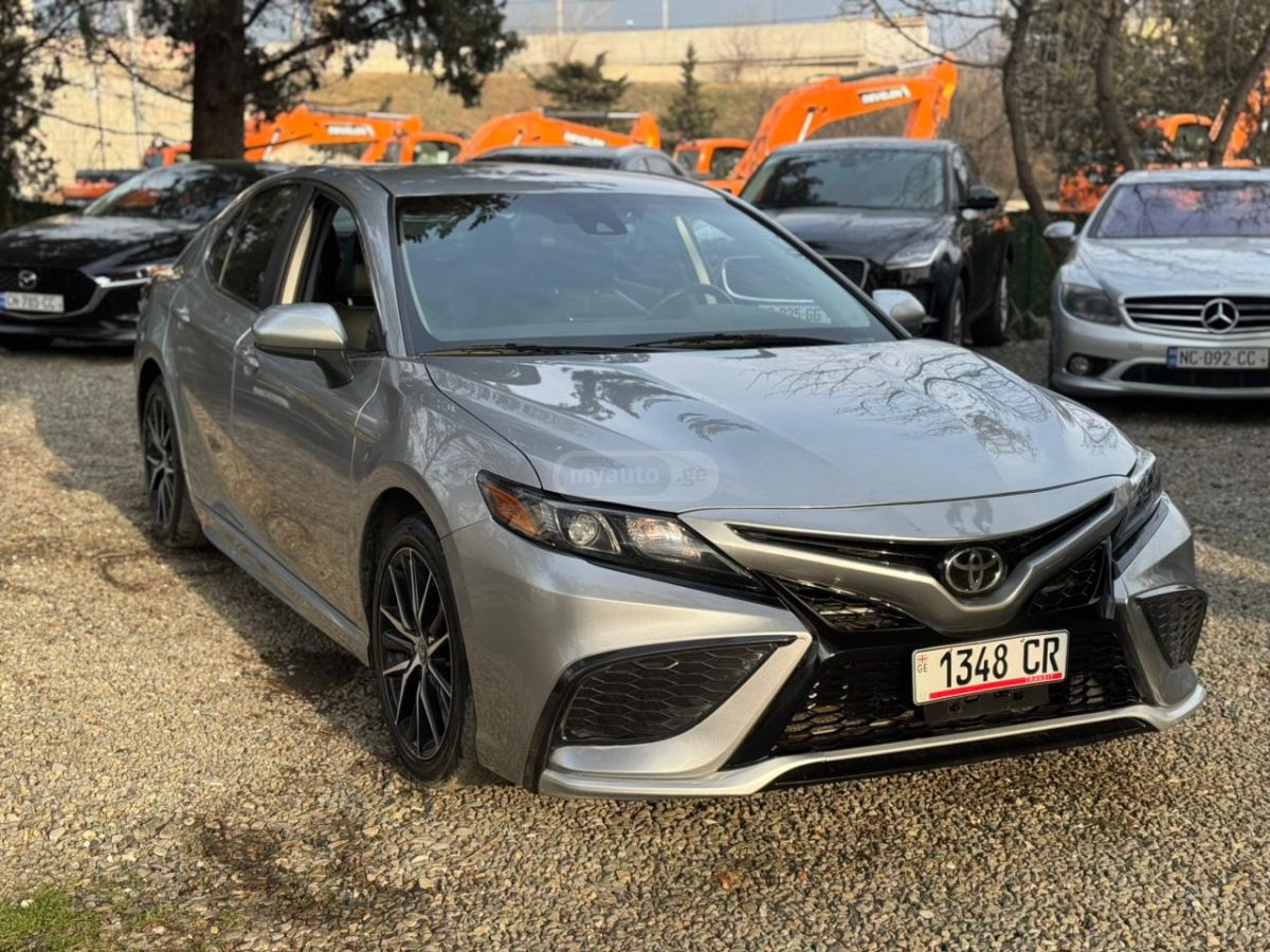 Toyota Camry 2021 — photo 2