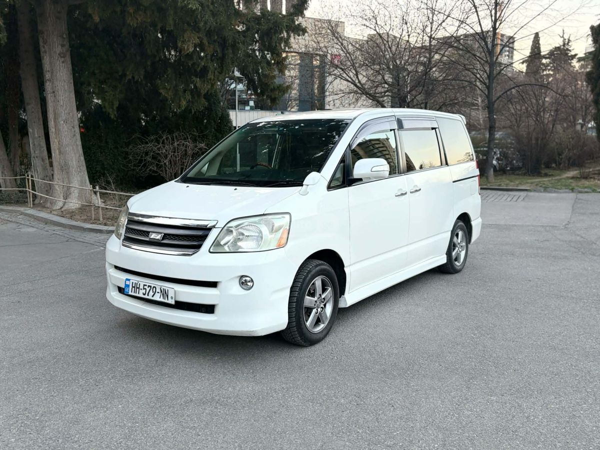 Toyota Noah 2006 — photo 2