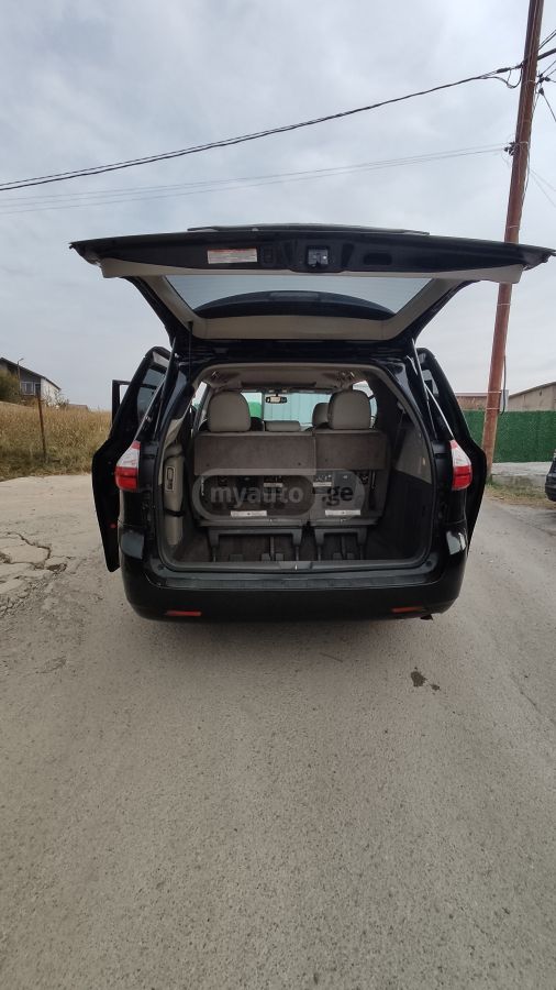 Toyota Sienna 2017 — photo 2