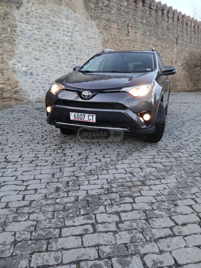 Toyota RAV4 2018 — photo 2