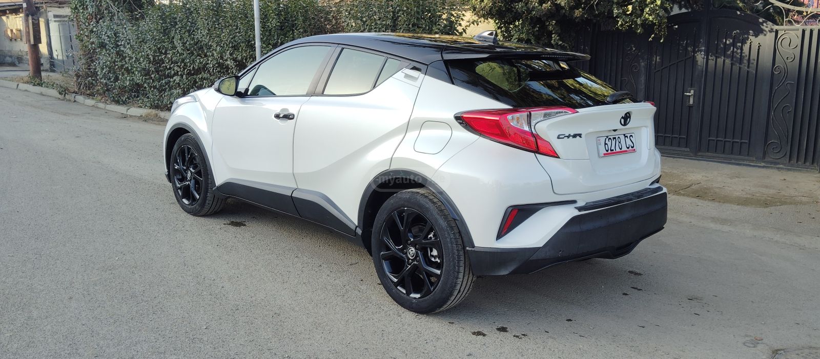 Toyota C-HR 2021 — photo 2